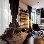 Διαμέρισμα Dh Private Flowers Terrace And Sauna Luxury 2kk, 2x Smarttv-netflix, Free Parking, Gym