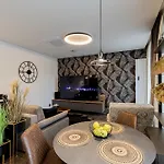 Διαμέρισμα Dh Private Flowers Terrace And Sauna Luxury 2kk, 2x Smarttv-netflix, Free Parking, Gym