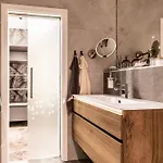 Διαμέρισμα Dh Private Flowers Terrace And Sauna Luxury 2kk, 2x Smarttv-netflix, Free Parking, Gym