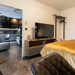 Διαμέρισμα Dh Private Flowers Terrace And Sauna Luxury 2kk, 2x Smarttv-netflix, Free Parking, Gym *