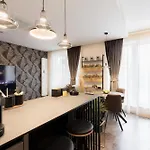 Dh Private Flowers Terrace And Sauna Luxury 2kk, 2x Smarttv-netflix, Free Parking, Gym