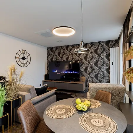 Apartment Dh Private Flowers Terrace And Sauna Luxury 2kk, 2x Smarttv-netflix, Free Parking, Gym