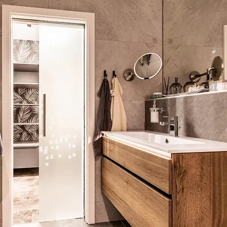 Apartment Dh Private Flowers Terrace And Sauna Luxury 2kk, 2x Smarttv-netflix, Free Parking, Gym